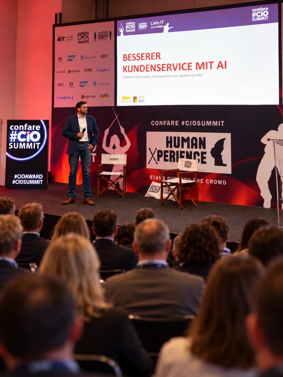 Thomas Michael Jobst hält auf der Bühne des Confare #CIO Summit den Vortrag „Besserer Kundenservice mit AI“ vor Publikum